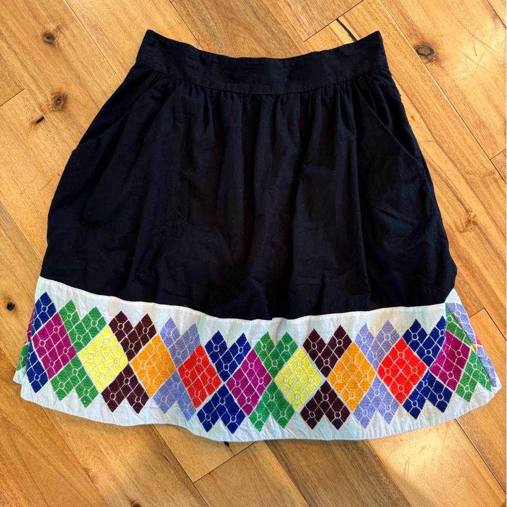 Floreat size 6 skit black with fun texture trim around bottom
